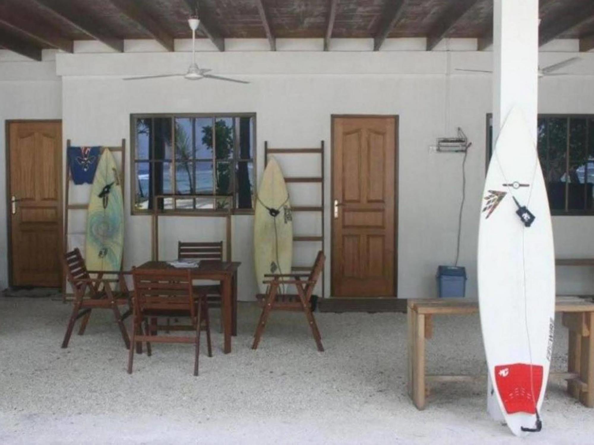 Thulusdhoo Surf Camp Hostal Exterior foto